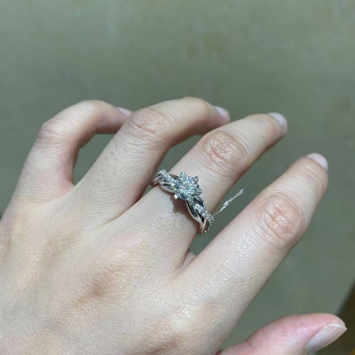 Twisted arm cross high-end women's ring S925 silver plated platinum customized selection main stone Moissanite 1.0ct/Side Stone Cubic Zirconia